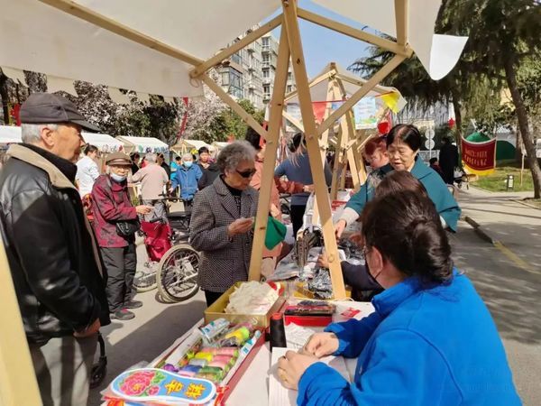 春风十里不如你——沣东新城养老集市的温馨瞬间分享