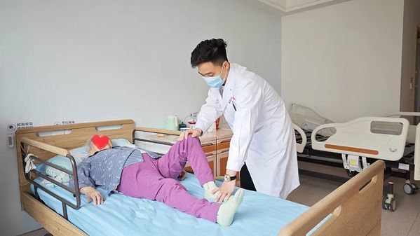 医养结合再升级 相儒养老增加巡诊查房服务项目