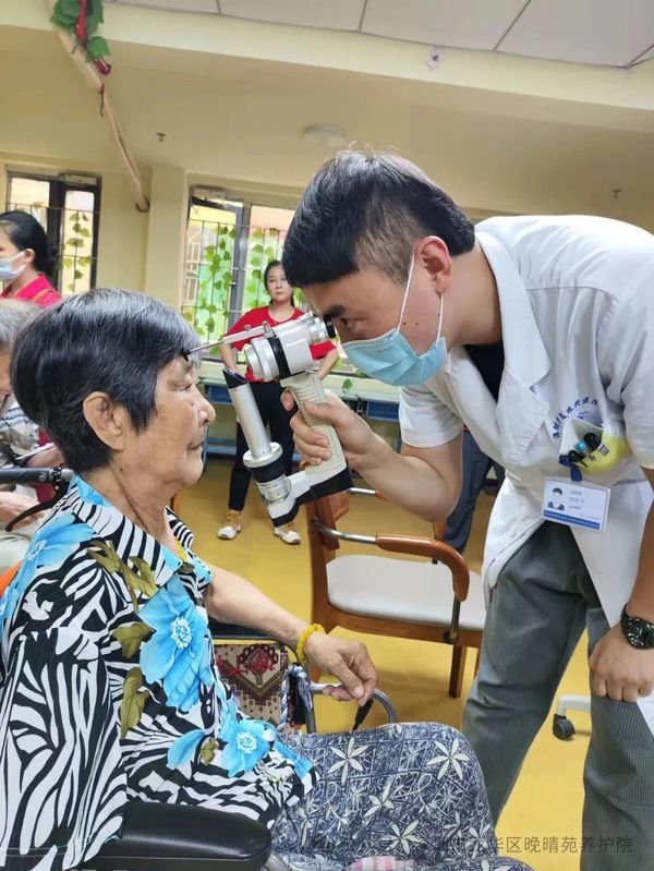 尊老爱老新风尚:深圳华厦眼科义诊进晚晴苑,守护视力岁月长