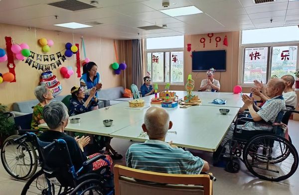 沣东新城老年服务中心:庆祝六月集体生日,共享父爱与欢笑
