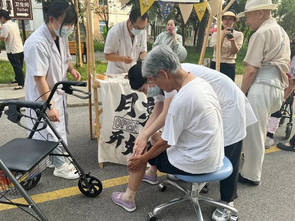 欢乐集市,温馨服务:沣东新城老年服务中心为长者打造专属休闲空间