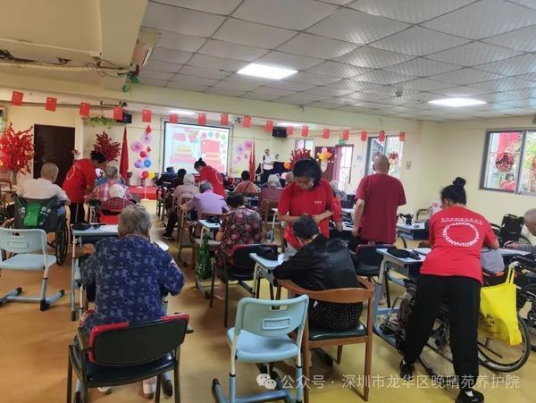 晚晴苑国庆系列活动:30位爷爷奶奶共绘祖国繁荣画卷
