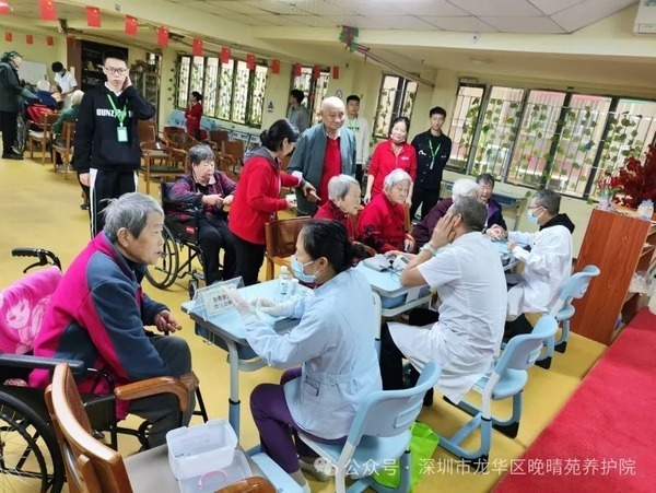 晚晴苑养护院携手深圳市伟光医院,举办公益健康讲座与义诊