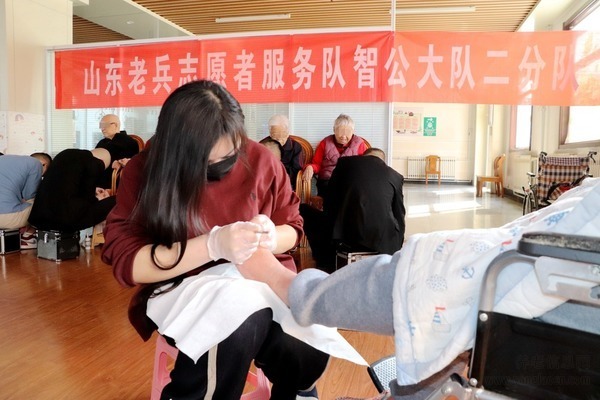 学雷锋、献爱心,山东智公为老人送上“足尖上的温暖”