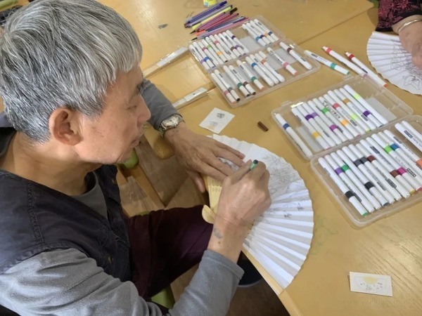 在惠州杏健碧康悠然天地施展指尖 “魔法”：“手能动，日子就会开花！”