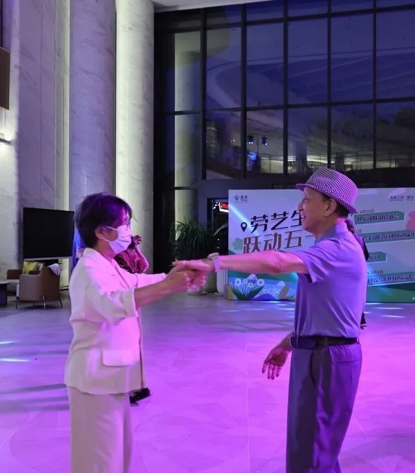 假面舞会、民乐演出、非遗扎染...看豫园长辈如何玩转五一!