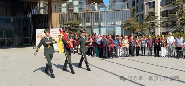 银发创意风暴:DIY国旗装置+记忆典藏展,这个假期长辈们玩嗨了!