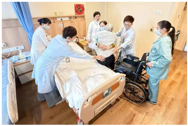 《中国社会报》独家探访 | 上海这家养老社区的“夕阳守护者”让长辈竖起大拇指!