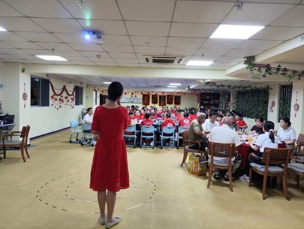 深圳市晚晴苑 | 2025年中总结暨评优表彰大会圆满举行：以爱为帆，专业为桨，共启新程