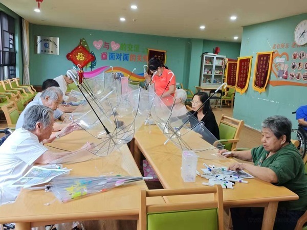 彩笔绘伞迎晴雨,手绘时光暖人心