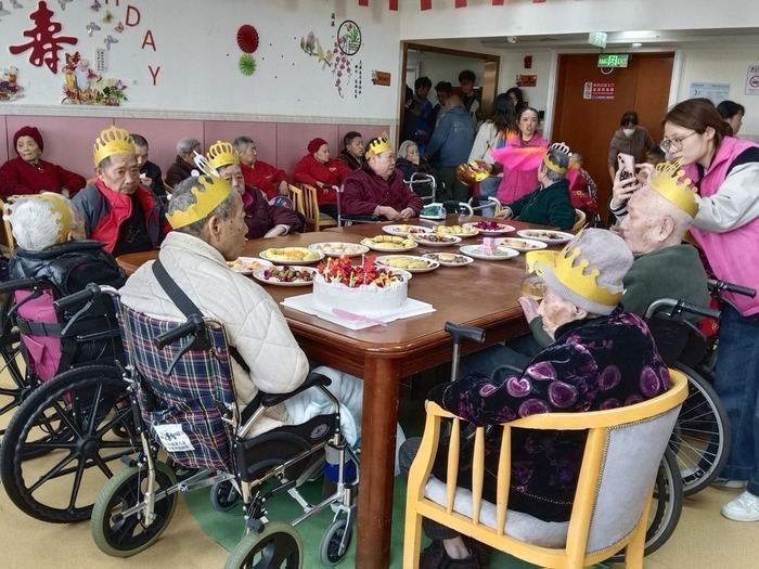 颐锦养老院温情生日会：烛光里的幸福瞬间，感动每一位长者
