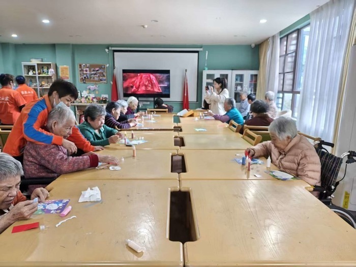杏健碧康山庄长者玩沙画惊艳全场,一幅画作温暖整个秋天!