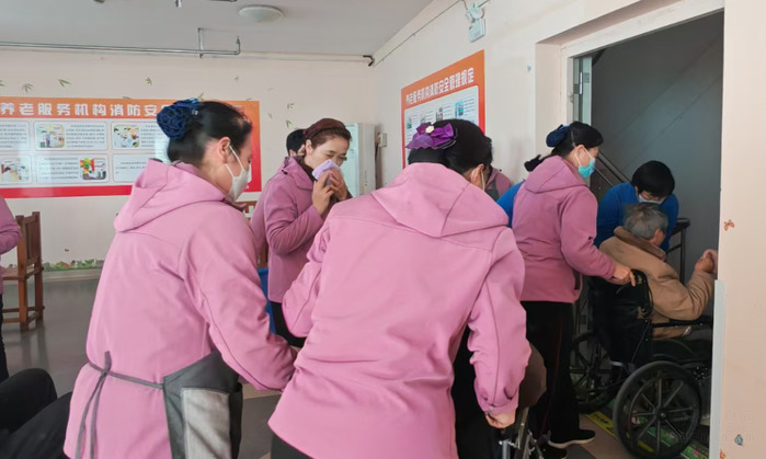 西安市沣东新城老年服务中心(阿房宫老年公寓)开展消防大演练,长者亲历“火场逃生”全过程
