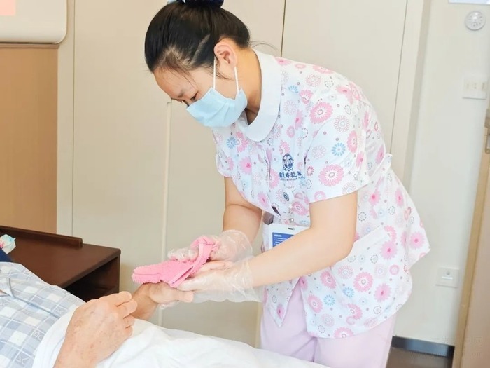 前海人寿南宁护理院：一面锦旗背后的温情守护