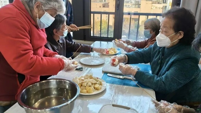 九九养老康复医疗中心:脱下白大褂,用家的温度守护记忆迷雾中的长者