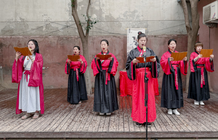 西安市沣东新城老年服务中心(阿房宫老年公寓)里的“青春守护者”:90后姑娘张释予的温情养老日记