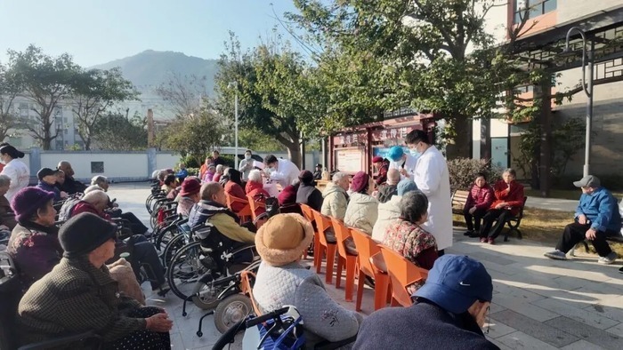 深圳杏健碧康养老社区迎暖心义诊,三和医院把健康送到长者家门口