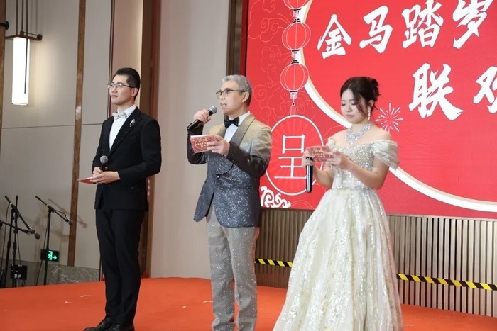 泰康之家·甬园新春联欢会爆燃现场:长辈C位出道,暖意破屏而出
