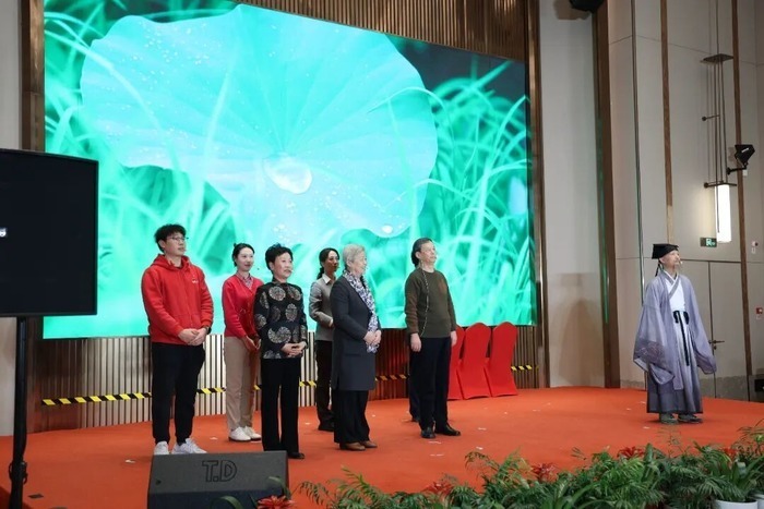 泰康之家·甬园新春联欢会爆燃现场:长辈C位出道,暖意破屏而出