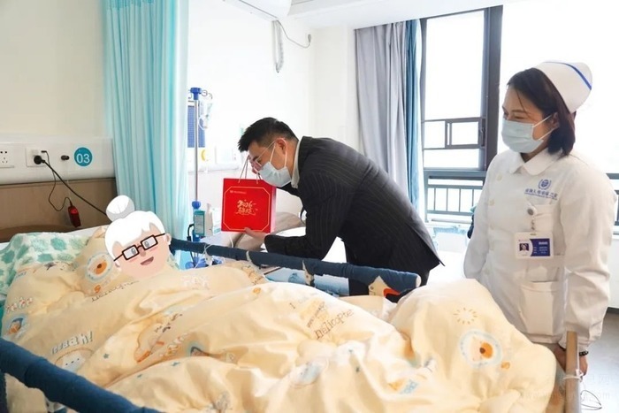 新春团拜送温情慰问关怀暖银龄