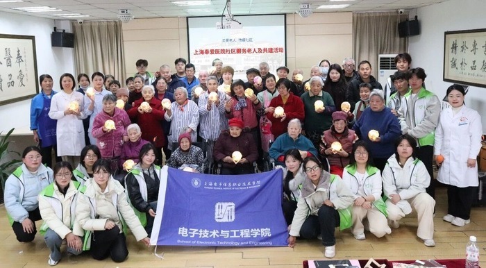 上海潽爱护理院携手高校开展国风灯笼DIY党建联建活动