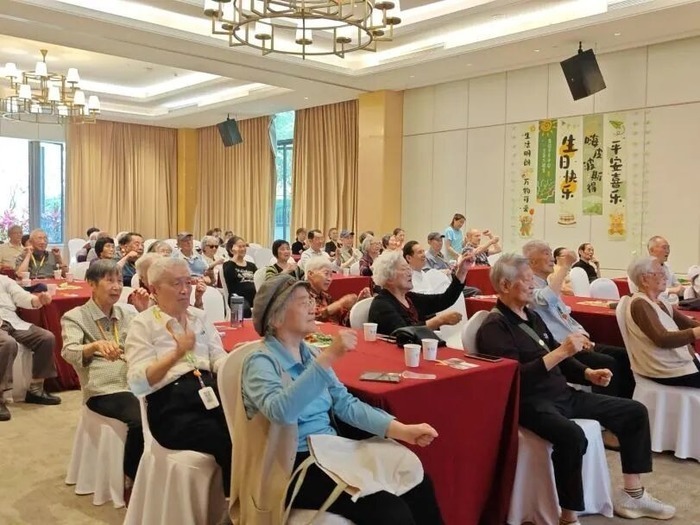 泰康之家·粤园(护理照护区)春日生日会高光时刻:种子纸+山丹花+乡间小路!