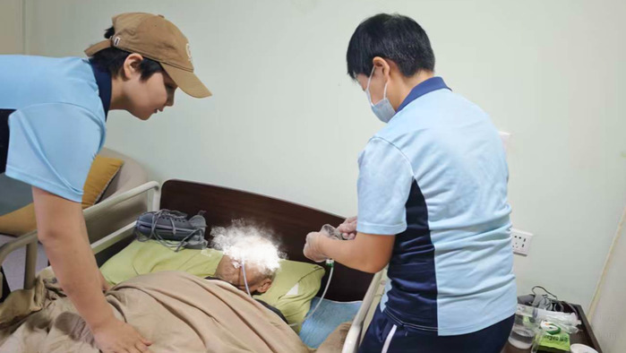 从ICU到九九养老,杨叔重新学会了吃饭和走路