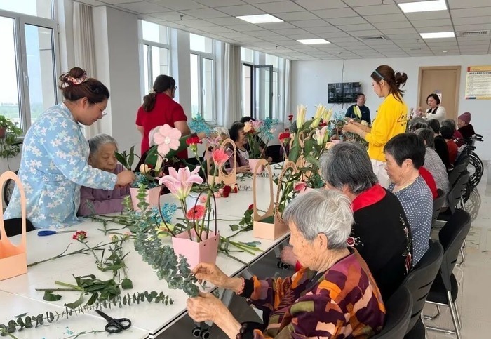烟台市蕾娜范颐养院惊艳插花现场:岁月不败美人,芳华指尖绽放