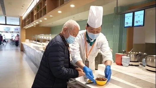 泰康之家·豫园“毫米级”厨艺守护银发餐桌