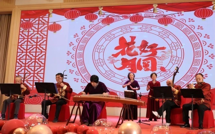 泰康之家·申园雅集录：74岁队长与他的11人暮年乐团