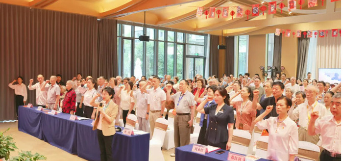 高端养老社区银龄长辈欢聚共庆七一