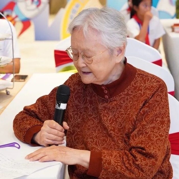 泰康之家·苏园的夏夜围炉:15个山娃与10位耄耋长者共话理想与星辰